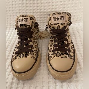 NWOT Chuck Taylor Converse low top sneakers Size 7